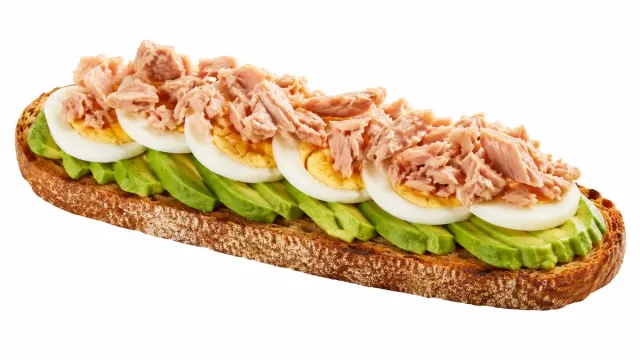 Torrada de aguacate, huevo y atún